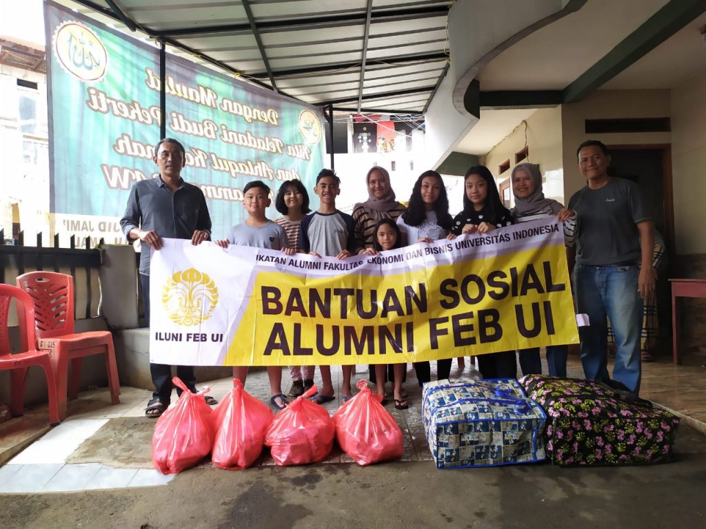 Alumni FEB UI Gotong Royong Bantu Korban Banjir Jabodetabek